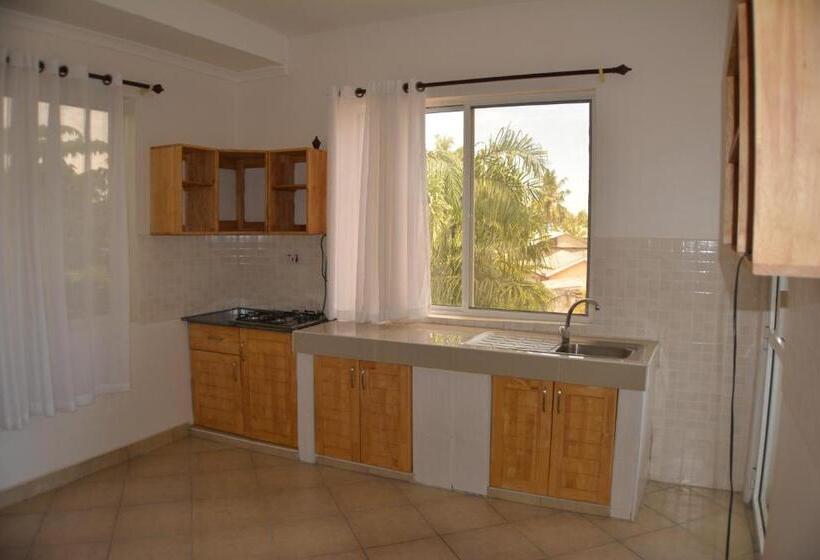 Deluxe Studio, Triniti Airport