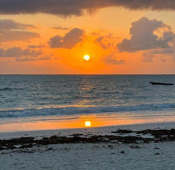 غرفة ديلوكس مطلّة علي البحر مزوَّدة بشُرفة, Jambiani White Sands Bungalows
