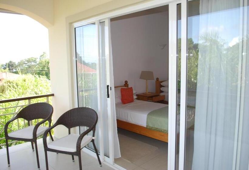 اتاق استاندارد سه نفره, Marie Laure Suites