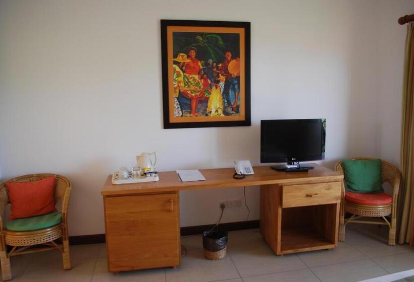 اتاق استاندارد سه نفره, Marie Laure Suites