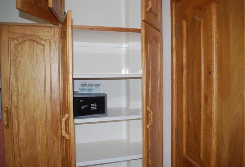 اتاق استاندارد سه نفره, Marie Laure Suites