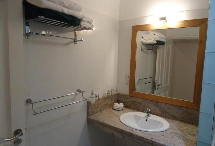 اتاق استاندارد سه نفره, Marie Laure Suites