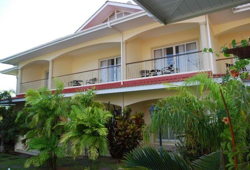 اتاق استاندارد سه نفره, Marie Laure Suites