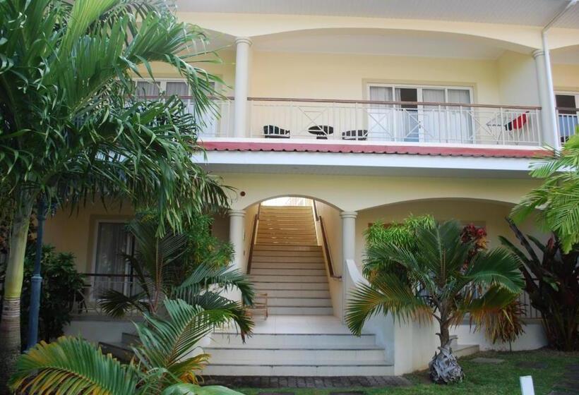 اتاق استاندارد سه نفره, Marie Laure Suites