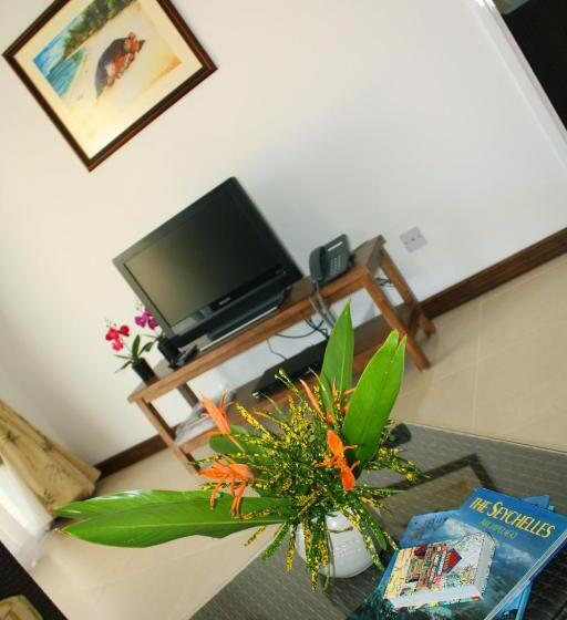 آپارتمان 3 خوابه, Marie Laure Suites