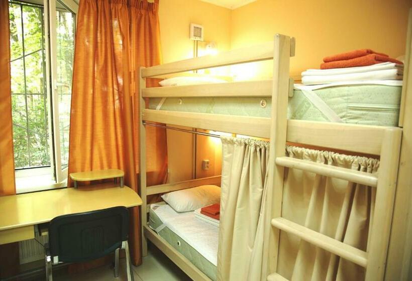 ルームシェアのワンベッド, Hostel Good Night