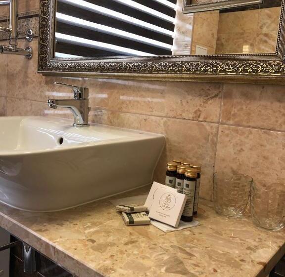 سوئیت با بالکن, Boutique Tovmed