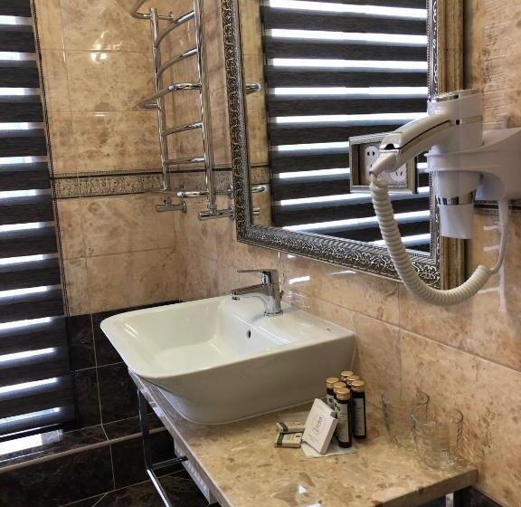 سوئیت با بالکن, Boutique Tovmed