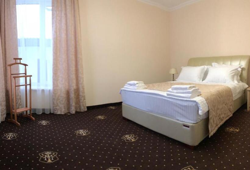 سوئیت با بالکن, Boutique Tovmed