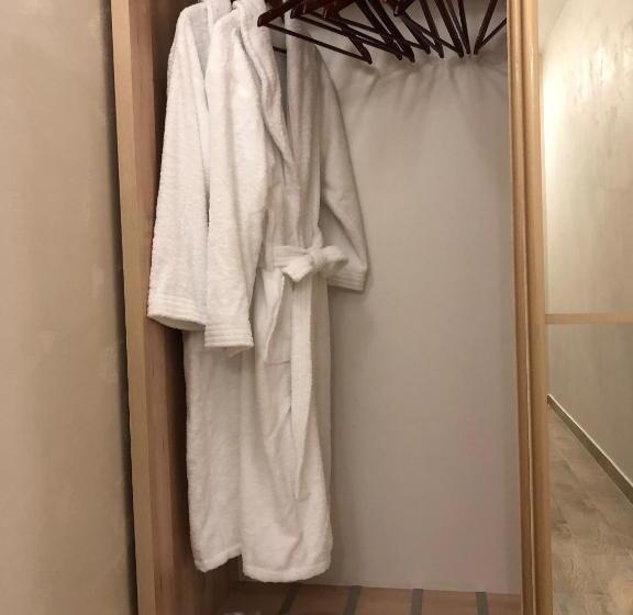 سوئیت با بالکن, Boutique Tovmed