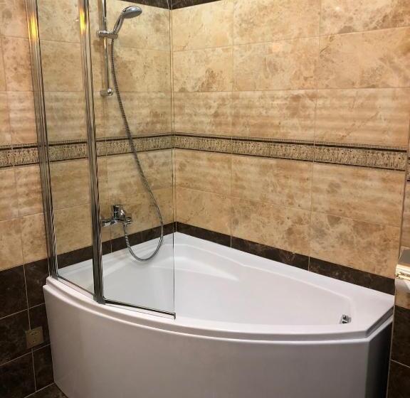 سوئیت با بالکن, Boutique Tovmed