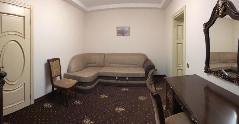 سوئیت با بالکن, Boutique Tovmed