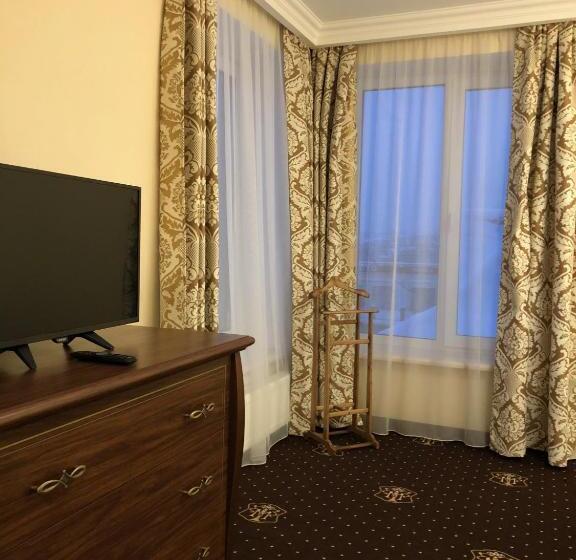 سوئیت با بالکن, Boutique Tovmed