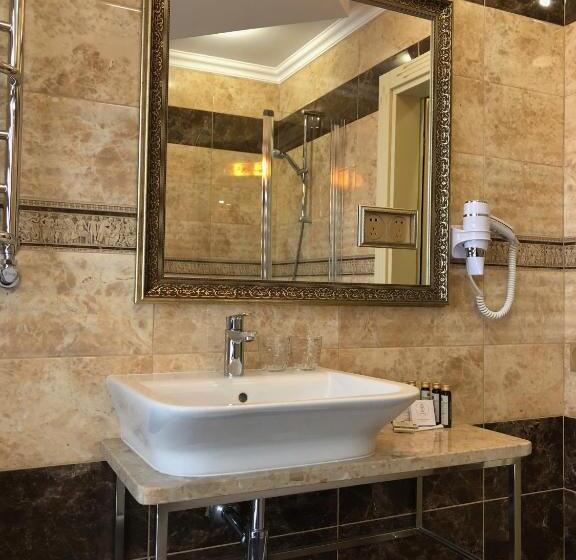 سوئیت با بالکن, Boutique Tovmed