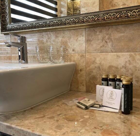 سوئیت با بالکن, Boutique Tovmed