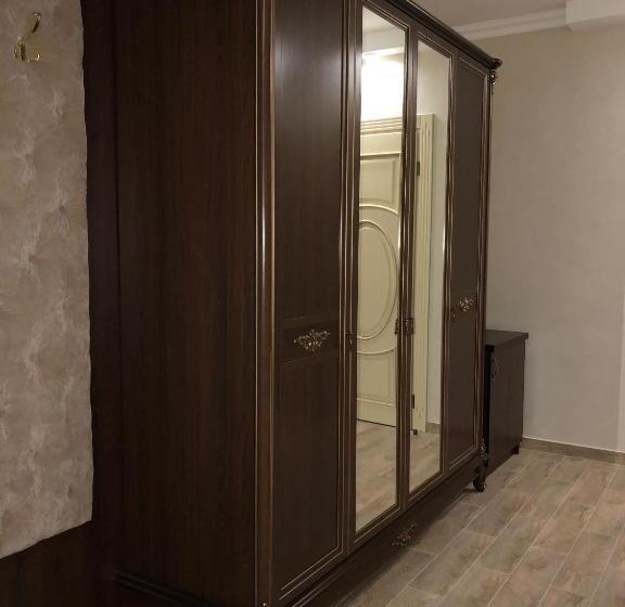 سوئیت با بالکن, Boutique Tovmed