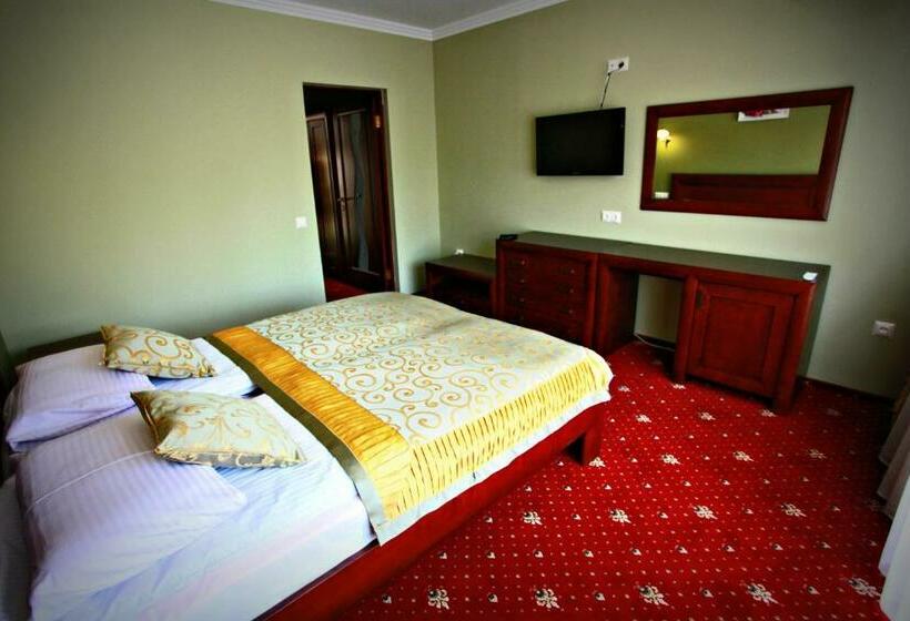 Quarto Deluxe, Dvorik Leva