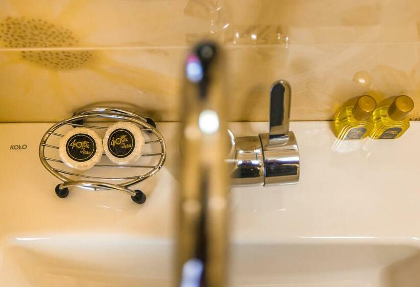 Quarto Deluxe, Dvorik Leva