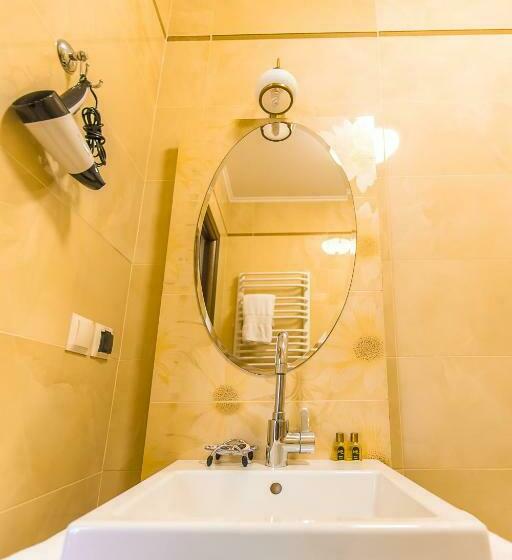 Quarto Deluxe, Dvorik Leva