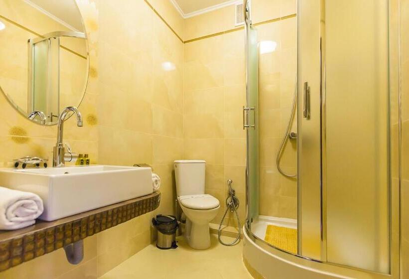 Quarto Deluxe, Dvorik Leva