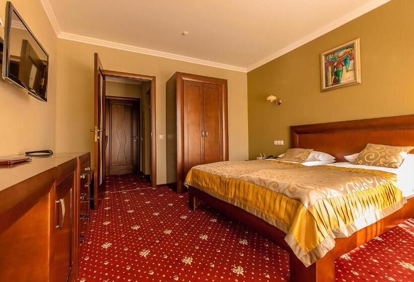 Quarto Deluxe, Dvorik Leva