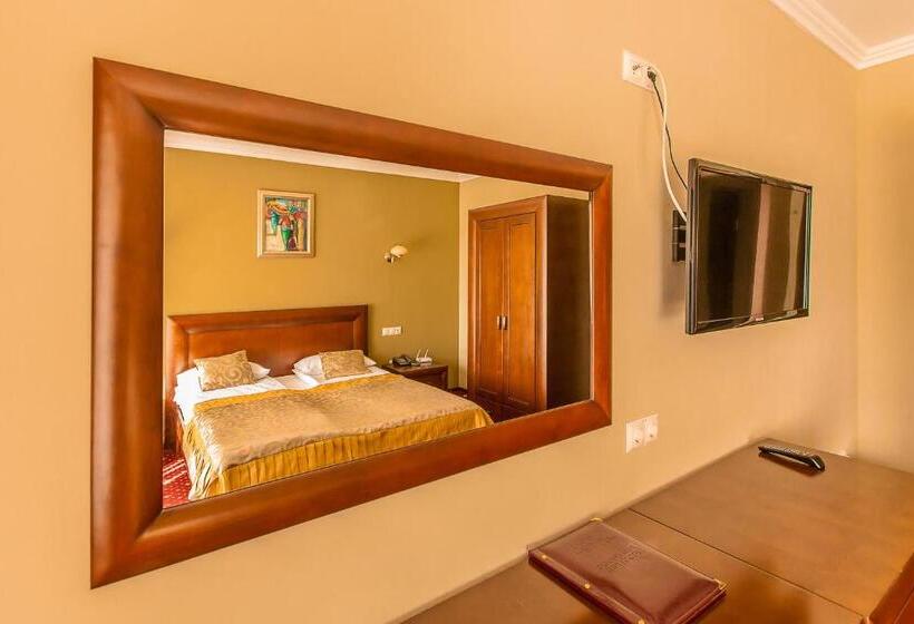 Quarto Deluxe, Dvorik Leva