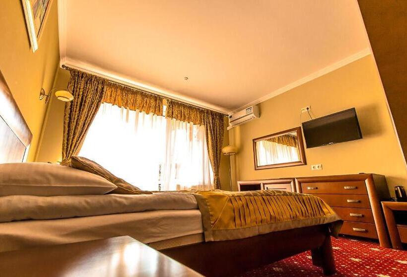 Quarto Deluxe, Dvorik Leva