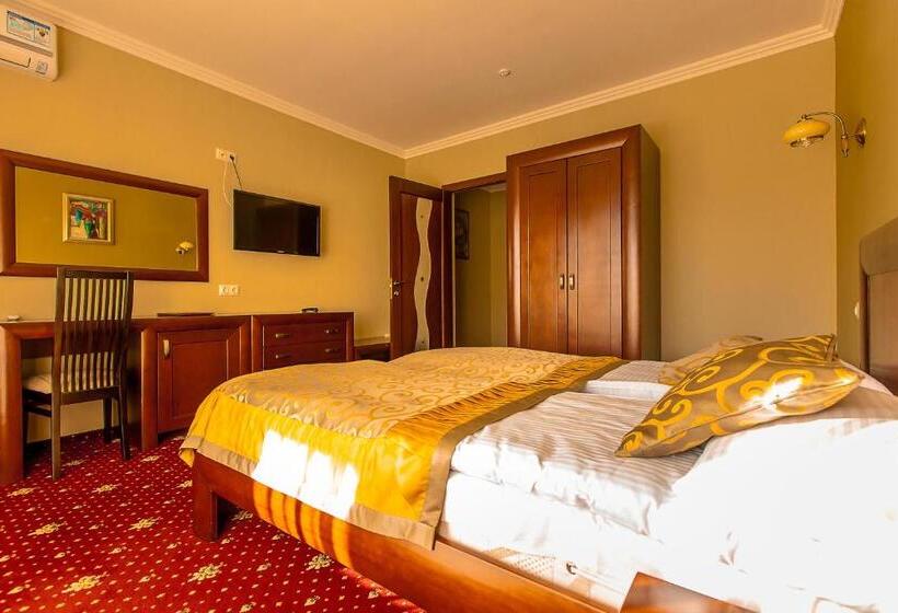 Quarto Deluxe, Dvorik Leva