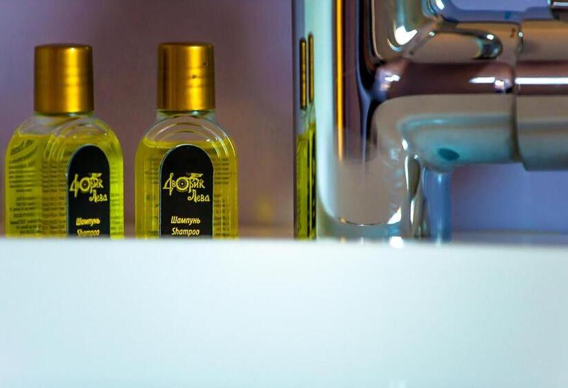 Quarto Deluxe, Dvorik Leva