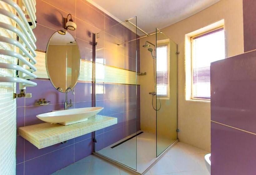 Quarto Deluxe com Sacada, Dvorik Leva