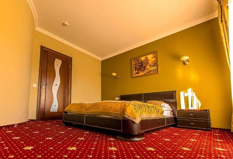 Quarto Deluxe com Sacada, Dvorik Leva