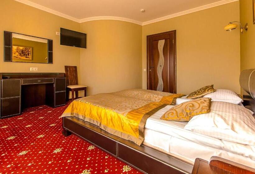 Quarto Deluxe com Sacada, Dvorik Leva