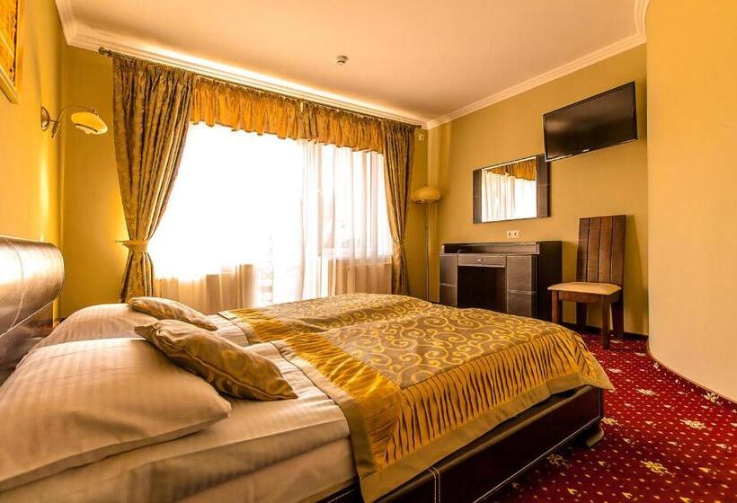 Quarto Deluxe com Sacada, Dvorik Leva