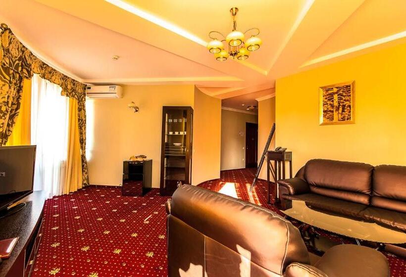 Quarto Deluxe com Sacada, Dvorik Leva