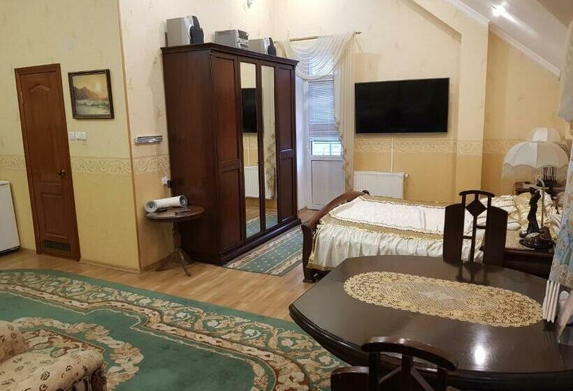 اتاق لوکس با بالکن, Elena