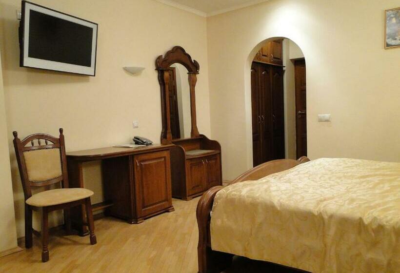 جناح جونيور, Red Stone