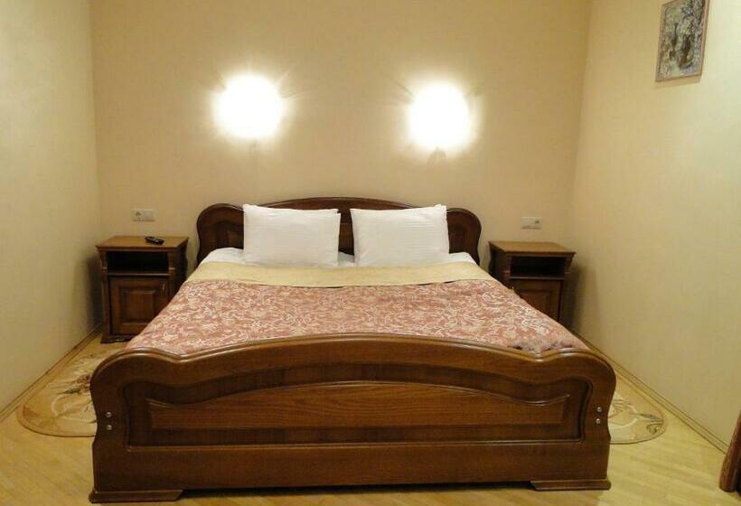 جناح جونيور, Red Stone