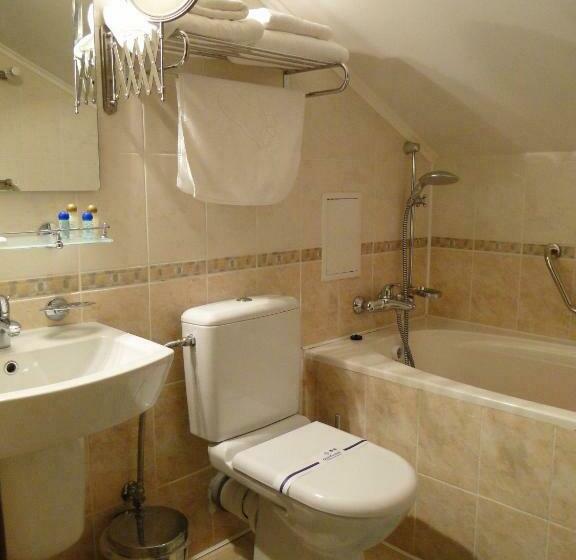 غرفة عائلية, Red Stone