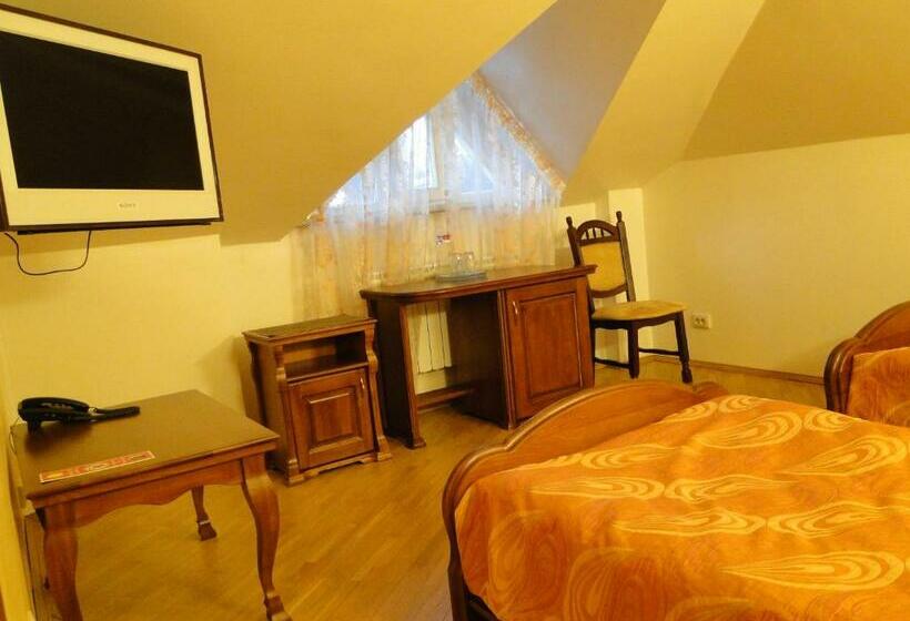 غرفة عائلية, Red Stone