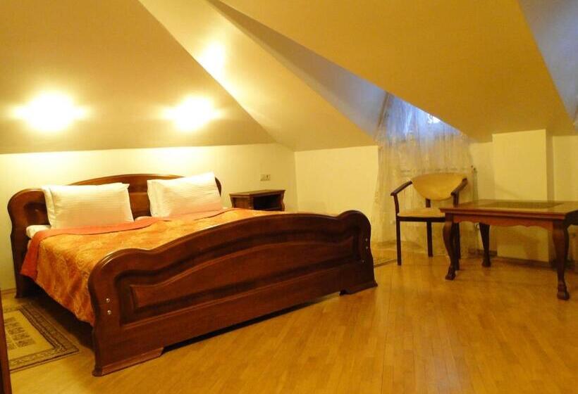 غرفة عائلية, Red Stone