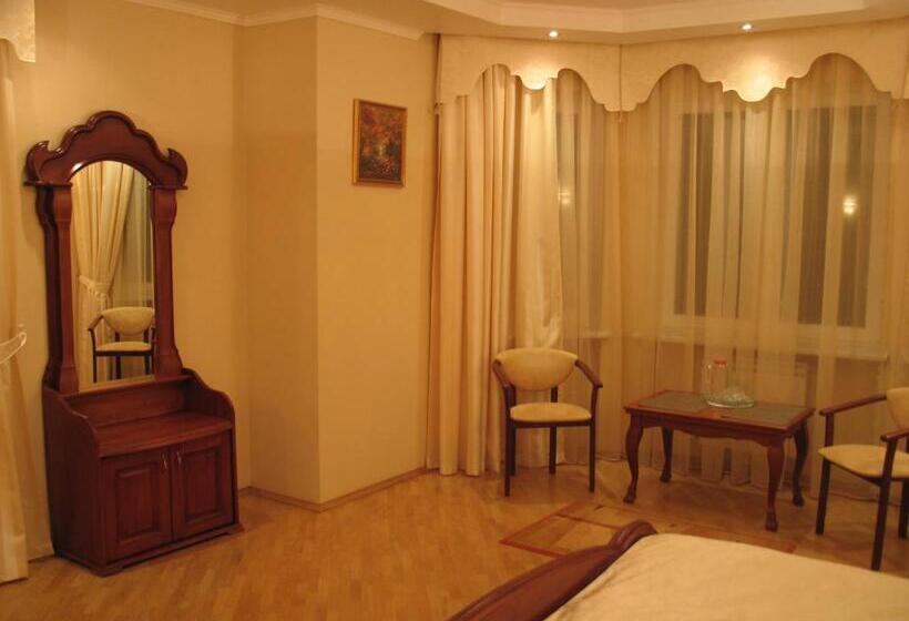 جناح جونيور مزوَّد بشرفة, Red Stone