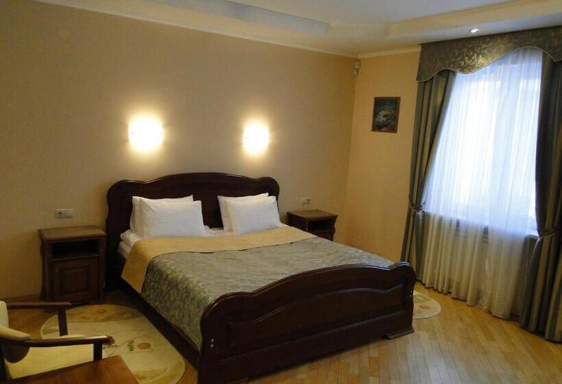 غرفة عائلية, Red Stone