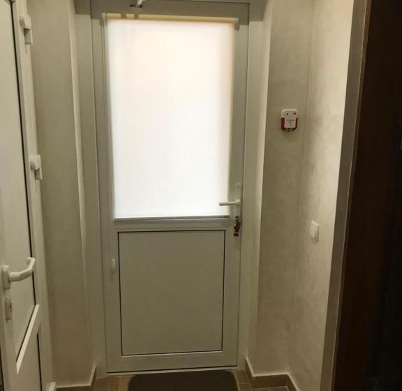 غرفة عائلية, Red Stone