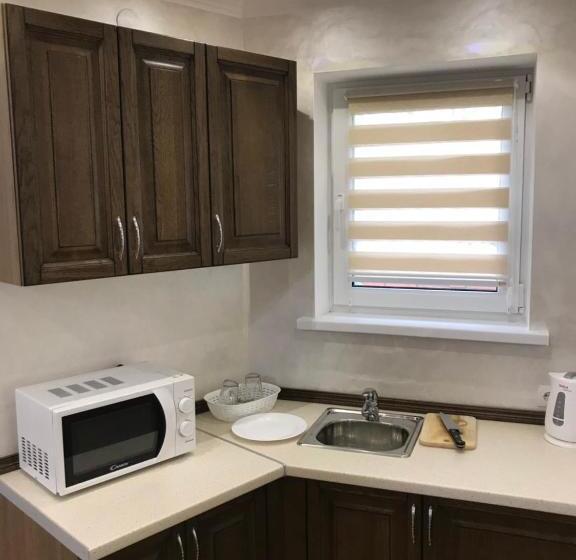 غرفة عائلية, Red Stone