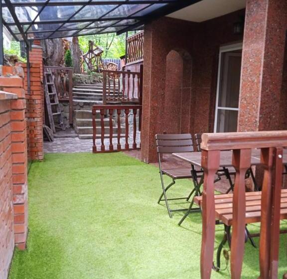 غرفة قياسية, Red Stone