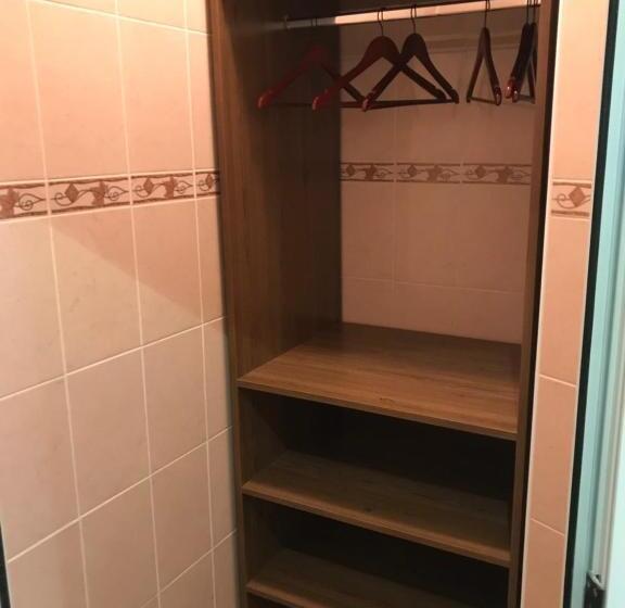 غرفة عائلية, Red Stone