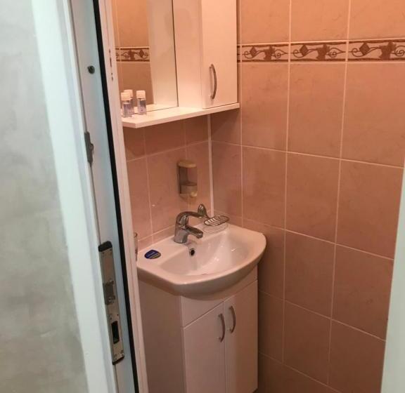 غرفة عائلية, Red Stone