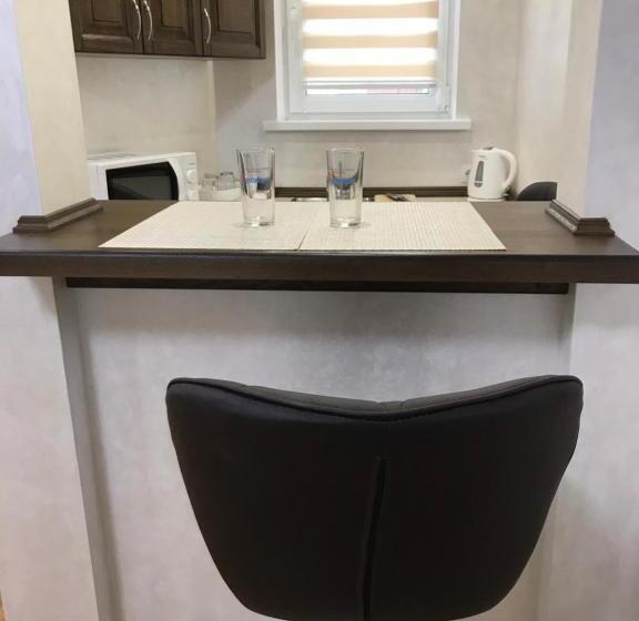 غرفة عائلية, Red Stone