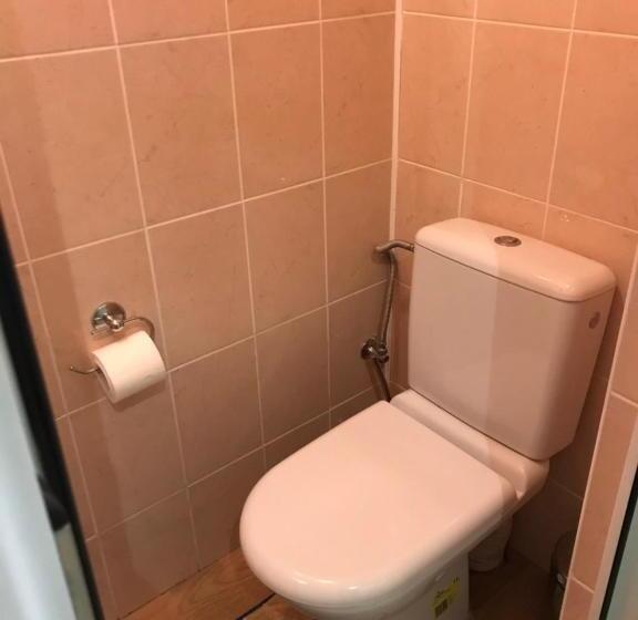 غرفة عائلية, Red Stone