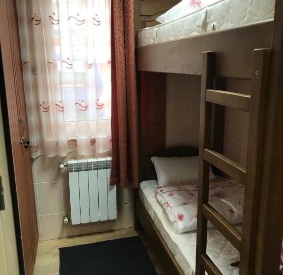 غرفة عائلية, Red Stone